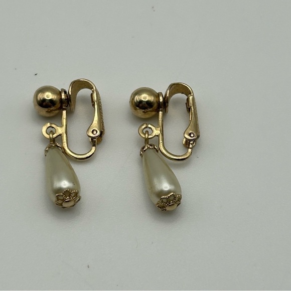 Sarah Coventry Cream Faux Pearl Clip On Dangle Earrings Gold Tone - Picture 3 of 4